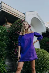 Vestido azul marino con escote off-shoulder y mangas abullonadas, de corte suelto.