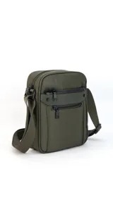 Morral bandolera negro de tela impermeable con dos bolsillos frontales con cierre y dos bolsillos internos.