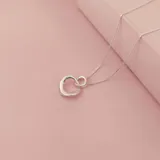 Gargantilla de plata 925 con dije calado con forma de corazón.