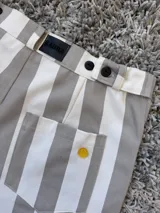 Bermuda de jean a rayas verticales en color crudo y beige, con cintura con cordón ajustable.