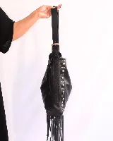 Bandolera de cuero color beige con flecos y tachas plateadas.