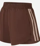 Short deportivo femenino modelo runner, color marrón chocolate con cintura elástica y rayas laterales color crema.