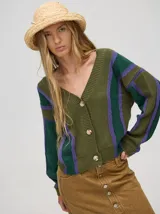 Cardigan corto de punto color verde oliva con rayas verticales en verde oscuro y lila. Tiene escote en V, mangas largas y botones al frente.