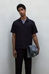Remera negra de punto texturizado de mezcla de algodón con cuello y miniabertura en V. Corte estándar.