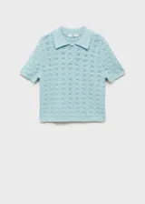 Jersey de crochet color celeste, de manga corta y cuello polo con cierre de botones.