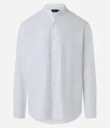 Camisa blanca de corte regular, confeccionada en tela Oxford de algodón, con cuello tipo padre, mangas largas y abotonadura frontal.