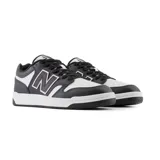 Championes urbanos New Balance modelo BB 480, color negro y blanco, con logo "N" característico en los laterales.