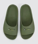 Ojotas Rider modelo Slide Drip, color verde militar, texturizadas y con etiqueta de la marca en la tira.