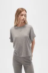 Remera gris de poliéster y lurex, manga corta, corte holgado y cuello a la base.