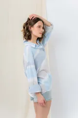 Camisa oversize de algodón liviano con estampado tie-dye a rayas en tonos pastel. Diseño suelto, manga larga con puños arremangados y botones frontales.