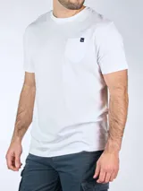 Camiseta gris de algodón con cuello redondo y bolsillo en el pecho con etiqueta con logo.