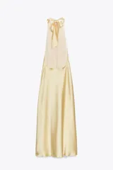 Vestido midi de satén color amarillo pálido, con cuello halter y espalda descubierta.