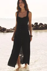 Vestido midi negro de lino con escote cuadrado, sin mangas, con botones dorados en el frente y abertura en el ruedo.