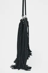 Bandolera marrón de serraje con flecos largos en la parte inferior. Tiene asa de hombro y bandolera extraíbles, doble bolsillo interior y cierre con cremallera.