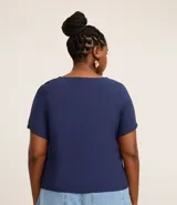 Blusa azul marino de viscosa con escote en V, manga corta y detalle de recortes.