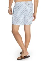 Short de baño celeste con estampado de caballitos de mar rosados. Tiene cintura elástica con cordón ajustable, bolsillos laterales y traseros.