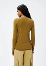 Blusa azul de punto tejido liviano, con cuello redondo y mangas largas.