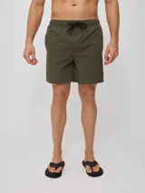 Short de baño verde militar con cintura elástica ajustable mediante cordón negro.
