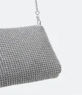 Bolso bandolera plateado con detalles de strass, correa de cadena y cierre de cremallera.