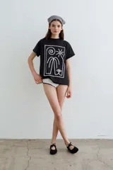 Remera roja de algodón 100% con estampado en serigrafía diseñado por la artista argentina María Centeno.
