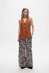 Pantalón ancho de viscosa con estampado abstracto en tonos marrones y blancos, de tiro alto y corte palazzo.
