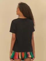 Camiseta negra de algodón con estampado de banderas y edificios de Copacabana.