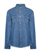 Camisa de denim azul de algodón orgánico, corte regular, manga larga, cuello camisero, cierre frontal con botones y dos bolsillos con solapa en el pecho.
