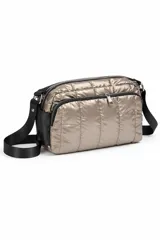 Cartera bandolera plateada con diseño acolchado y tres compartimentos con cierre. Tiene una correa ajustable de tela negra.