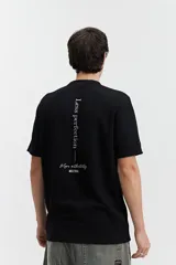 Remera marrón de manga corta con cuello redondo, textura acanalada y lettering estampado en el pecho.