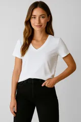 Remera blanca de algodón, manga corta, corte ajustado y cuello en V.