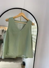 Musculosa color verde lima con escote en V y textura de lino con hilo de lurex.