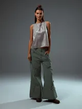 Musculosa beige de corte recto y cuello redondo.