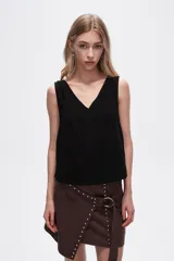 Blusa color beige de poliéster, al cuerpo y con cuello en V.