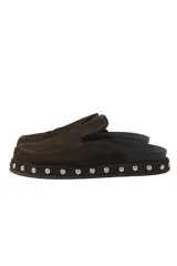 Zuecos negros de cuero gamuzado, con detalle de tachas plateadas en la base y plantilla con logo estampado.