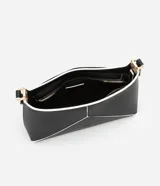 Cartera baguette mediana de cuero sintético color negro, con recortes geométricos en blanco en el frente y asa corta con detalle metálico.