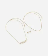 Conjunto de collar de doble cadena dorada con dije de strass y caravanas con strass.