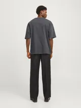 Remera gris oscuro de algodón, corte oversize y cuello redondo.