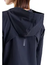 Campera deportiva Under Armour Outrun The Storm para mujer, color negro, con capucha y cierre frontal completo. Logo de la marca estampado en el pecho y en la manga.