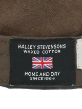 Gorro RKF color verde oscuro, tipo jockey, confeccionado en canvas engrasado resistente al agua y forro interior de algodón orgánico.