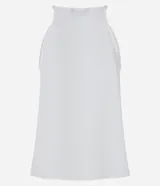 Blusa blanca sin mangas, con cuello halter y diseño cruzado en el frente.