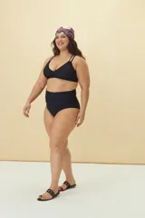 Top de bikini negro con breteles finos y copas triangulares.