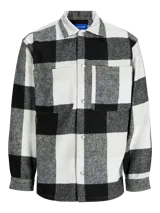 Sobrecamisa de manga larga con estampado a cuadros blancos y negros, cierre con botones, bolsillos en el pecho y corte relajado.