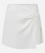 Short pollera blanco de sastrería con nudo sobrepuesto delantero.