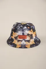 Gorro tipo bucket con estampado abstracto en tonos negro, blanco y naranja.