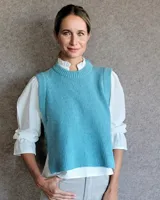 Chaleco tejido de lana lambswool color lila, con cuello redondo y diseño acanalado.