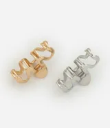 Set de dos pinzas para el pelo onduladas, una dorada y otra plateada, hechas de metal.