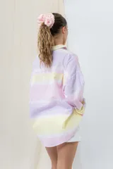 Camisa oversize de algodón liviano con estampado tie-dye a rayas en tonos pastel. Diseño suelto, manga larga con puños arremangados y botones frontales.