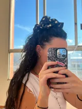 Goma de pelo grande de tela satinada negra con lunares blancos.