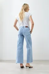 Pantalón de jean celeste de corte ancho con terminación desflecada.