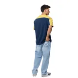 Remera de hombre Rusty, color azul marino con mangas y cuello amarillo. Estampado frontal con el logo de la marca en color amarillo con borde blanco.